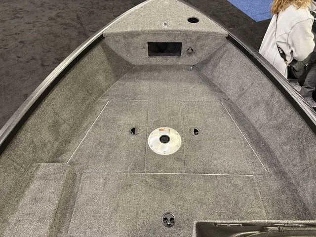 Slide: The Image of Alumacraft Escape 165 Side Console 2026 - 19