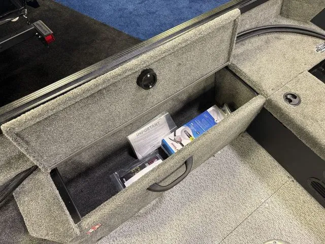 Slide: The Image of Alumacraft Escape 165 Side Console 2026 - 8