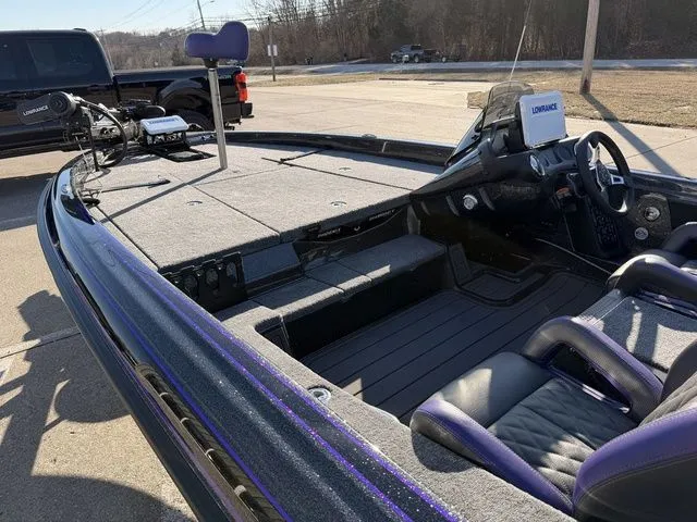 Slide: The Image of Phoenix Bass Boat 819 ZXL 2026 - 18