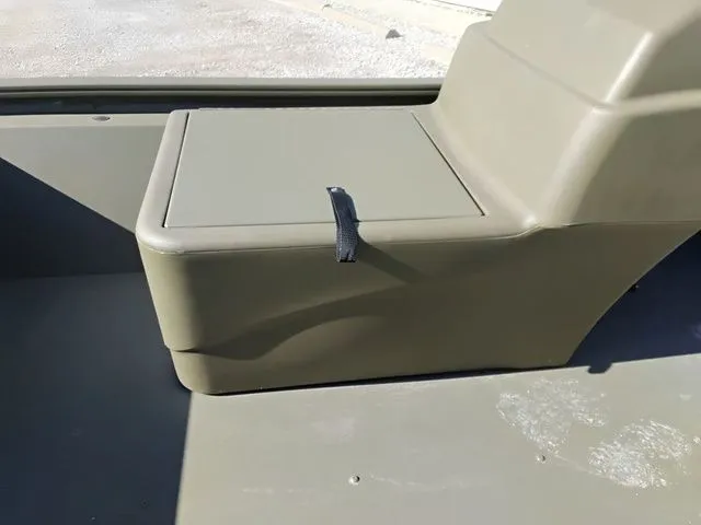 Slide: The Image of Tracker Grizzly 1648 SC 2023 - 4