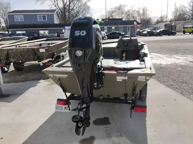 Slide: The Image of Tracker Grizzly 1648 SC 2023 - 7