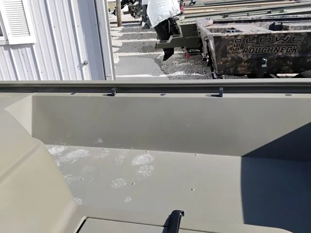 Slide: The Image of Tracker Grizzly 1648 SC 2023 - 9