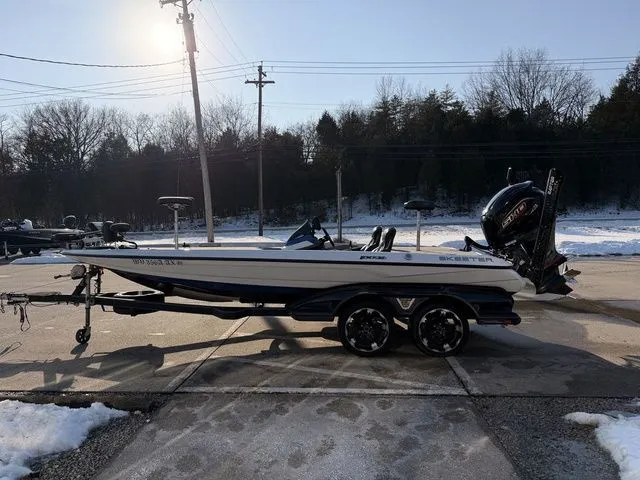 Slide: The Image of Skeeter FXR20 Limited 2022 - 15