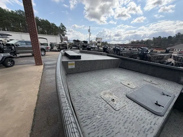 Slide: The Image of War Eagle 860LDSV 2025 - 9