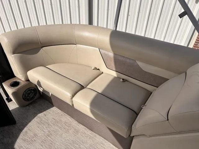 Slide: The Image of Crest Classic LX 220 L 2021 - 14