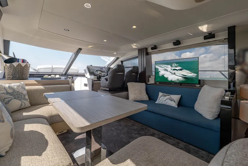 Slide: The Image of Azimut 55 FLY 2022 - 62