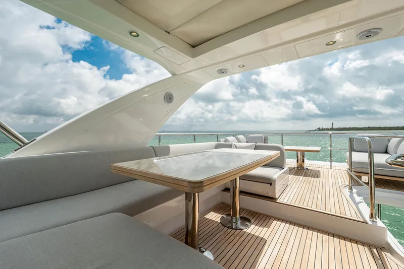 Slide: The Image of Azimut 55 FLY 2022 - 10