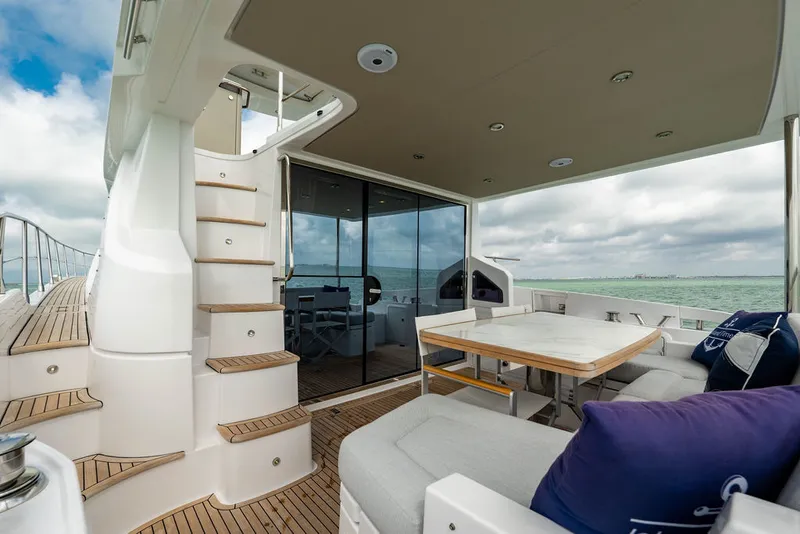 Slide: The Image of Azimut 55 FLY 2022 - 20