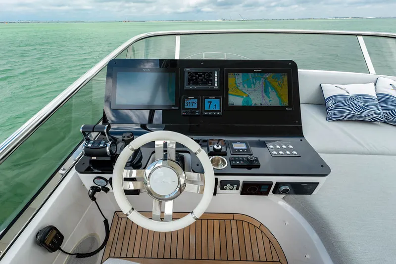 Slide: The Image of Azimut 55 FLY 2022 - 11