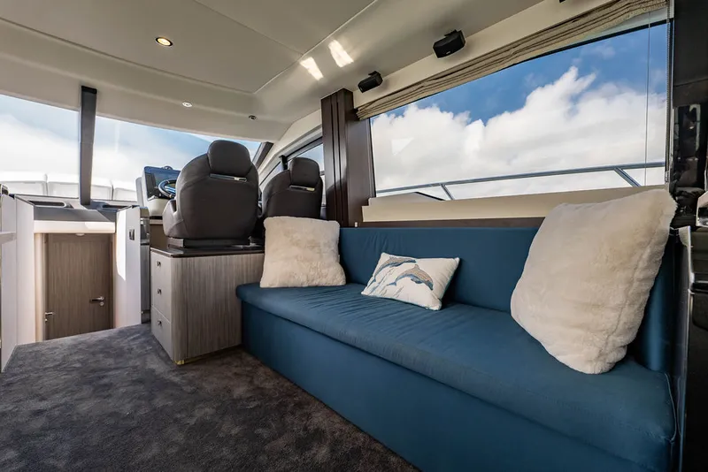 Slide: The Image of Azimut 55 FLY 2022 - 17