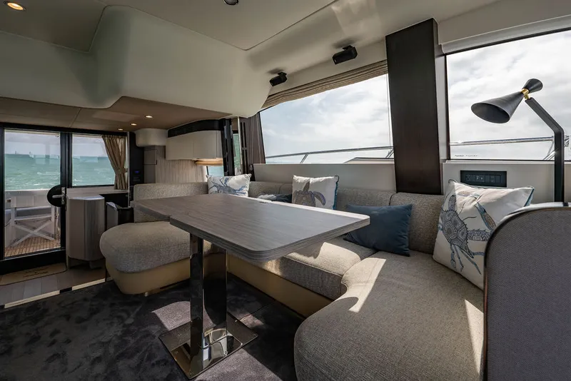 Slide: The Image of Azimut 55 FLY 2022 - 18