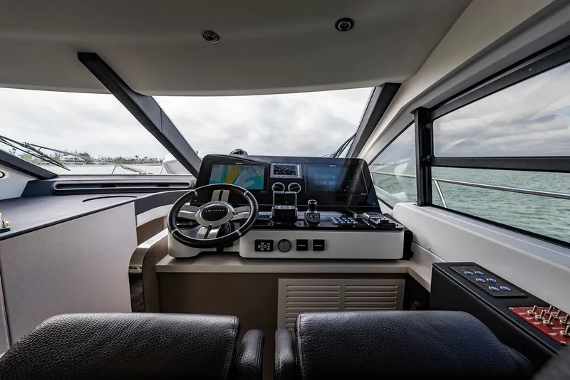 Slide: The Image of Azimut 55 FLY 2022 - 19