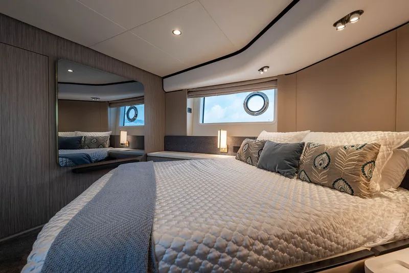 Slide: The Image of Azimut 55 FLY 2022 - 21