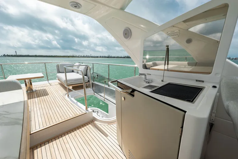 Slide: The Image of Azimut 55 FLY 2022 - 31