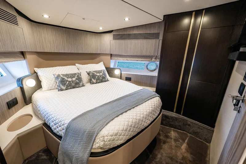 Slide: The Image of Azimut 55 FLY 2022 - 25