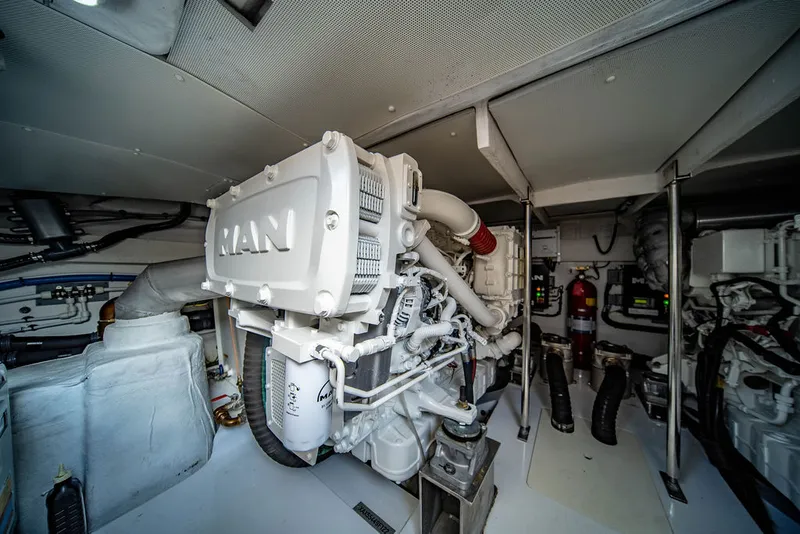 Slide: The Image of Azimut 55 FLY 2022 - 31