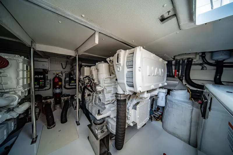 Slide: The Image of Azimut 55 FLY 2022 - 32