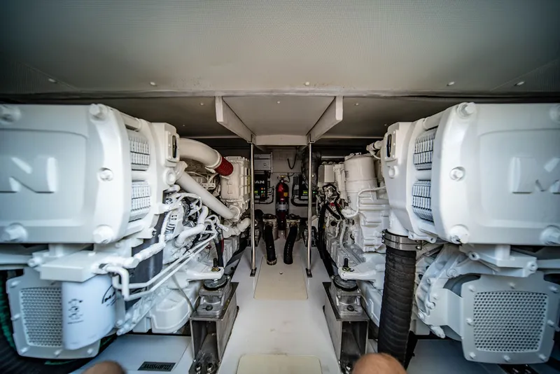 Slide: The Image of Azimut 55 FLY 2022 - 90