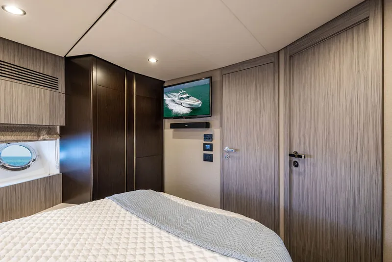 Slide: The Image of Azimut 55 FLY 2022 - 85