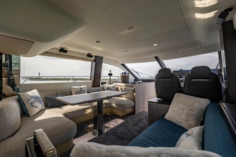 Slide: The Image of Azimut 55 FLY 2022 - 60