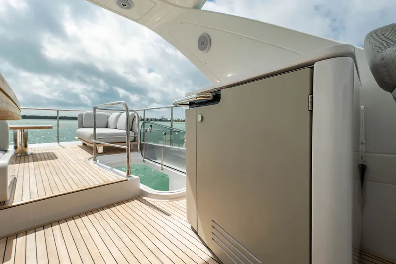 Slide: The Image of Azimut 55 FLY 2022 - 32