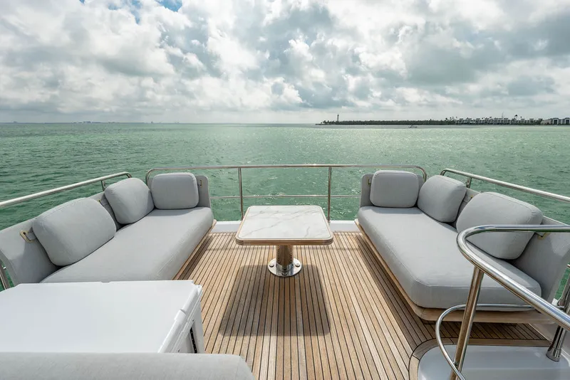 Slide: The Image of Azimut 55 FLY 2022 - 44