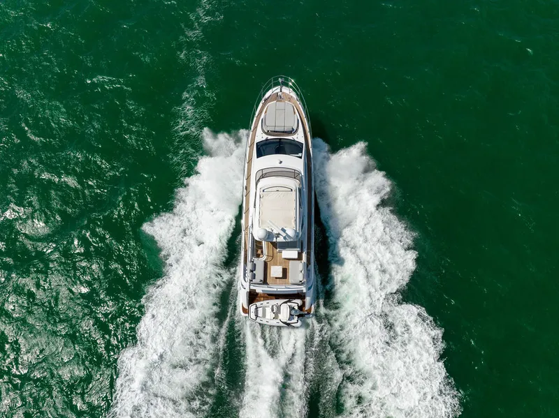 Slide: The Image of Azimut 55 FLY 2022 - 10