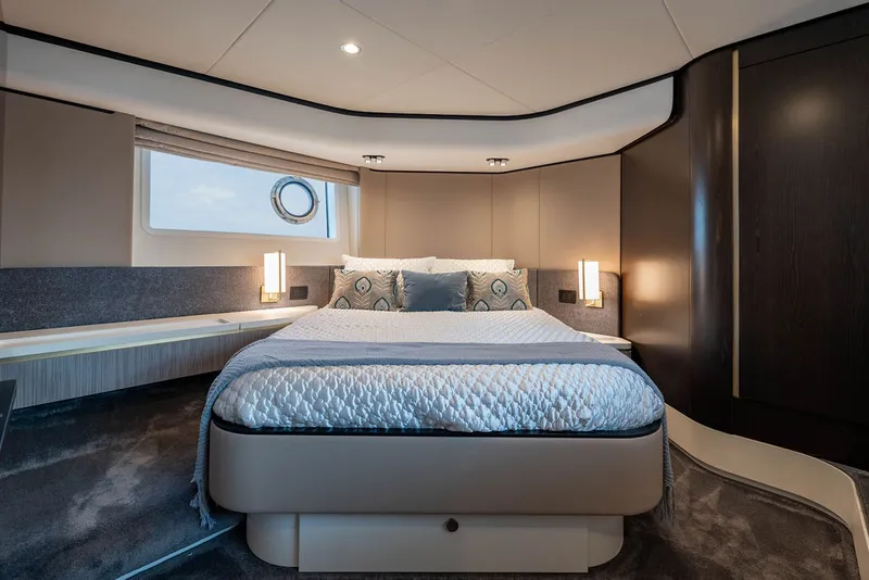Slide: The Image of Azimut 55 FLY 2022 - 72