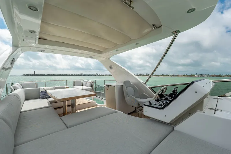 Slide: The Image of Azimut 55 FLY 2022 - 37