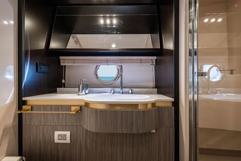 Slide: The Image of Azimut 55 FLY 2022 - 87