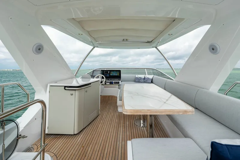 Slide: The Image of Azimut 55 FLY 2022 - 8
