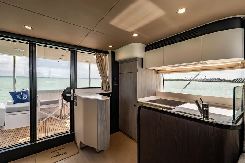 Slide: The Image of Azimut 55 FLY 2022 - 55