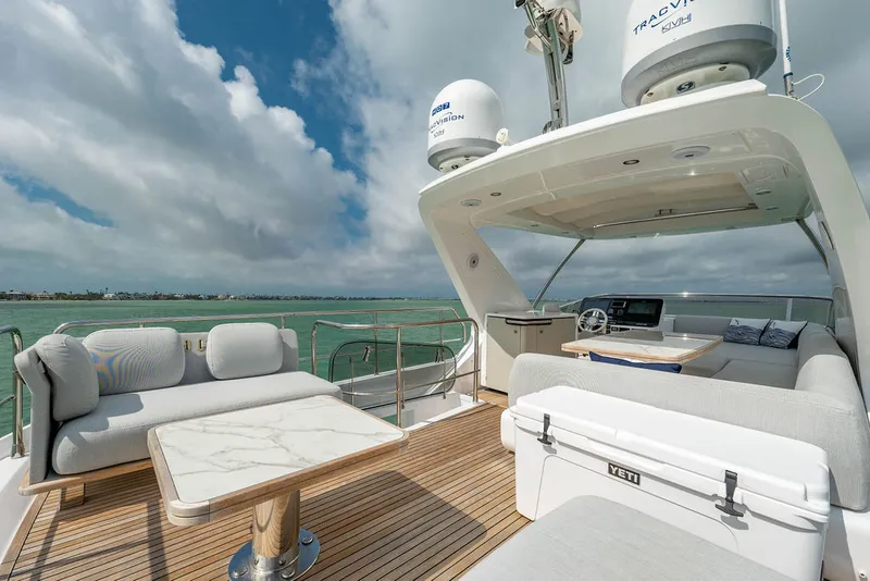 Slide: The Image of Azimut 55 FLY 2022 - 9