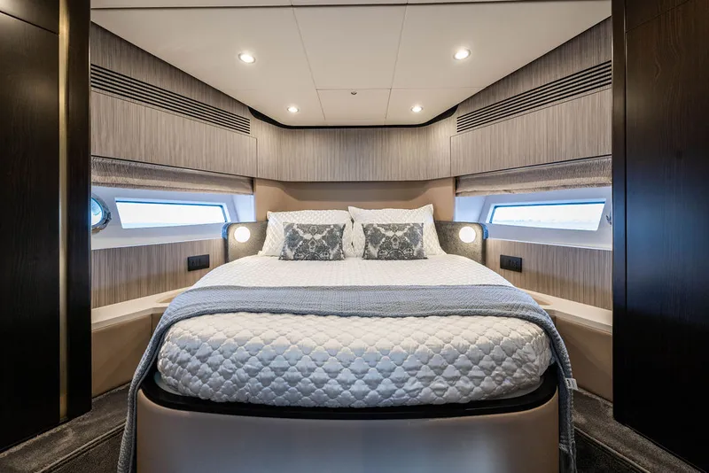 Slide: The Image of Azimut 55 FLY 2022 - 83