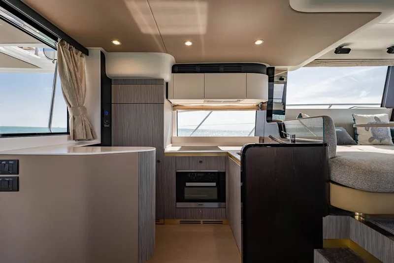 Slide: The Image of Azimut 55 FLY 2022 - 68