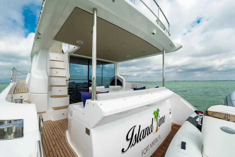 Slide: The Image of Azimut 55 FLY 2022 - 12