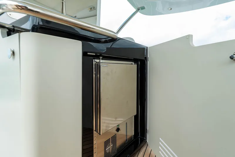 Slide: The Image of Azimut 55 FLY 2022 - 89