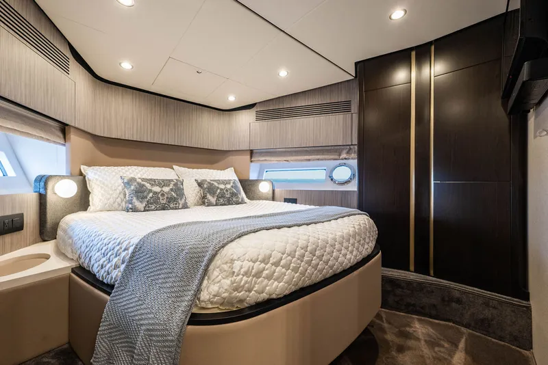 Slide: The Image of Azimut 55 FLY 2022 - 84
