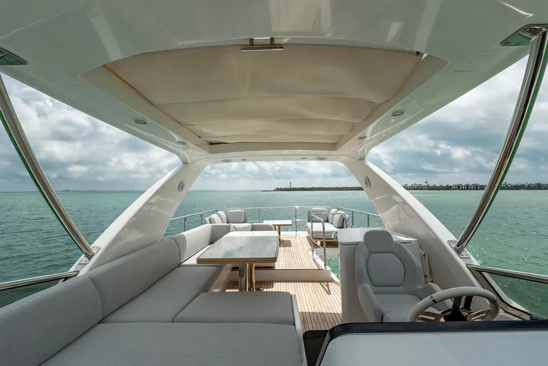 Slide: The Image of Azimut 55 FLY 2022 - 35