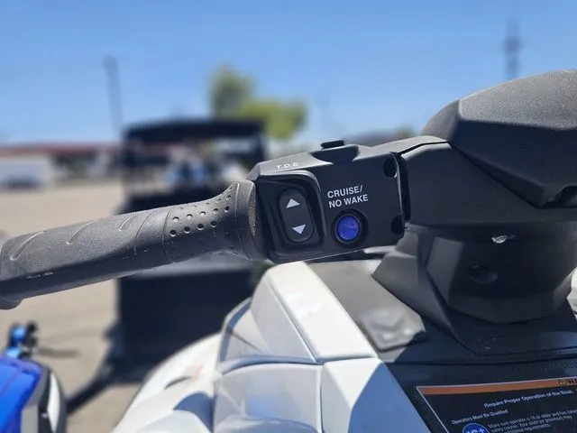 Slide: The Image of Close-up of Yamaha WaveRunner VX 2026 handlebar with Cruise/No Wake control. - 7