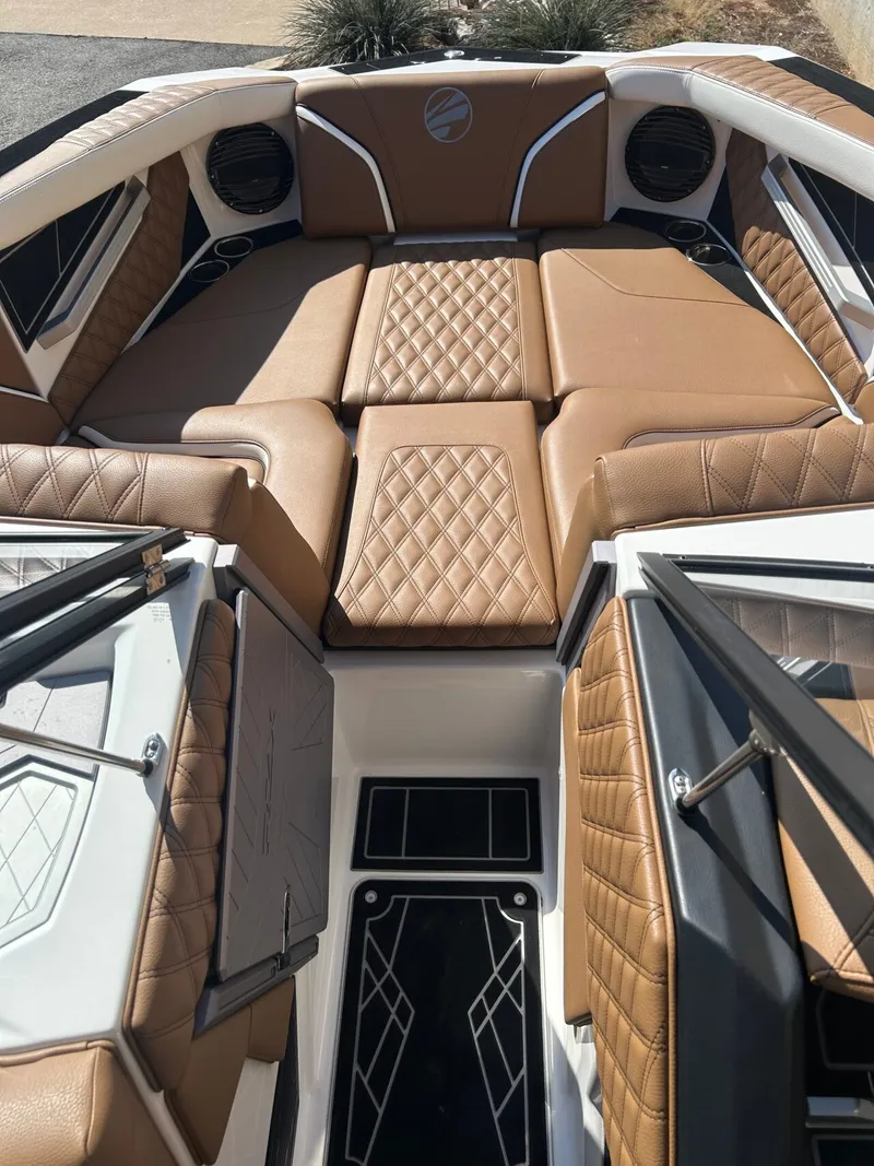 Slide: The Image of Tigé 24RZX 2025 - 10