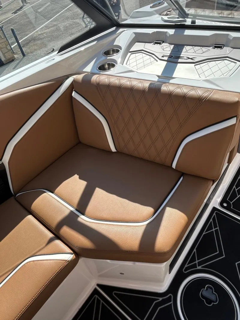 Slide: The Image of Tigé 24RZX 2025 - 15