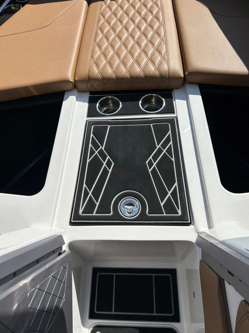 Slide: The Image of Tigé 24RZX 2025 - 18