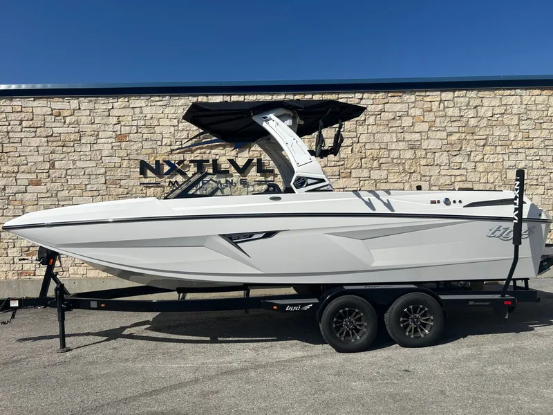 Slide: The Image of Tigé 24RZX 2025 - 2