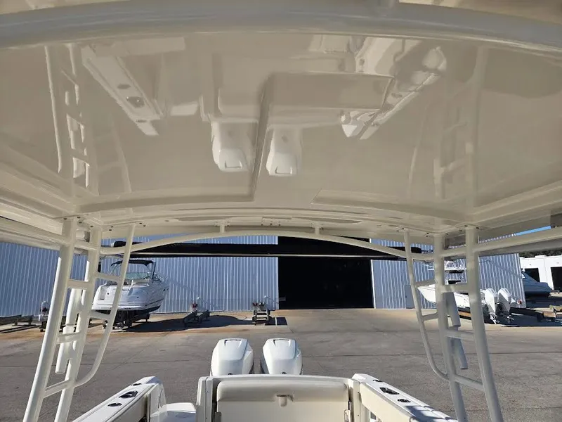 Slide: The Image of Interior view of a 2018 Boston Whaler 270 Vantage boat. - 11