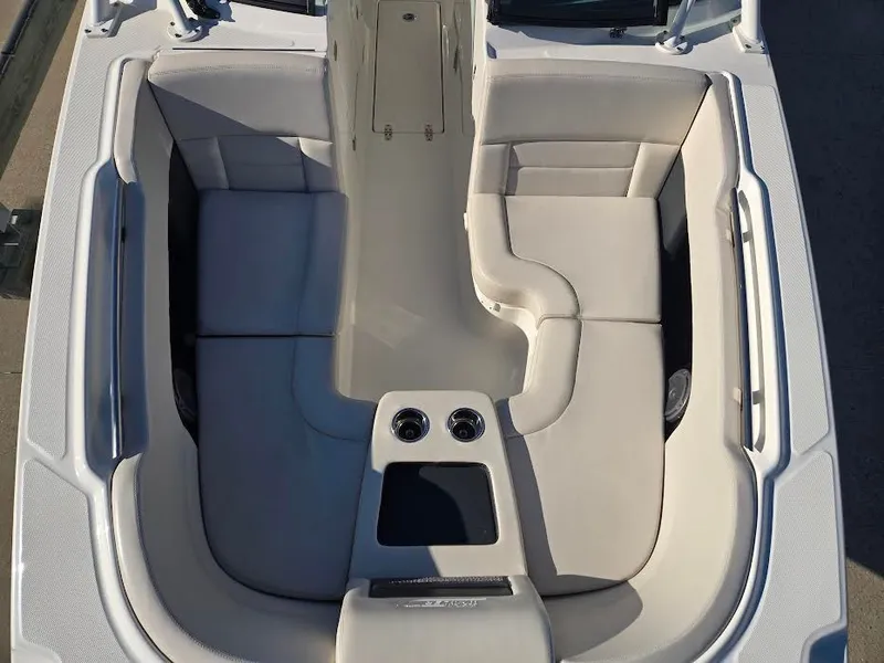 Slide: The Image of Boston Whaler 270 Vantage 2018, luxurious boat seating, top view. - 17