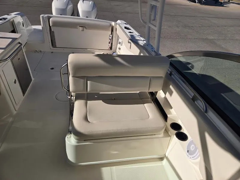 Slide: The Image of Interior of a 2018 Boston Whaler 270 Vantage boat. - 6