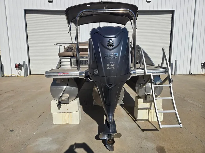 Slide: The Image of Bennington LX24SBSD 2021 pontoon boat with outboard motor and ladder. - 4