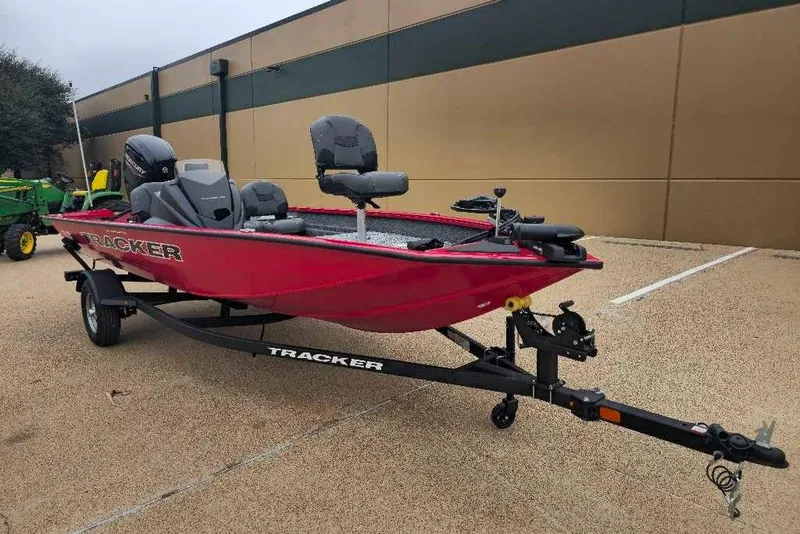 The Image of Tracker Pro Team 175 Crappie Edition 2026 - undefined