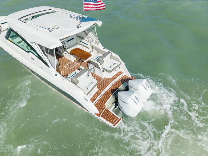 Slide: The Image of Tiara 34 LX 2023 - 11